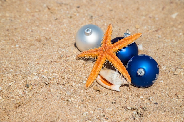 Adornos navideños en la playa