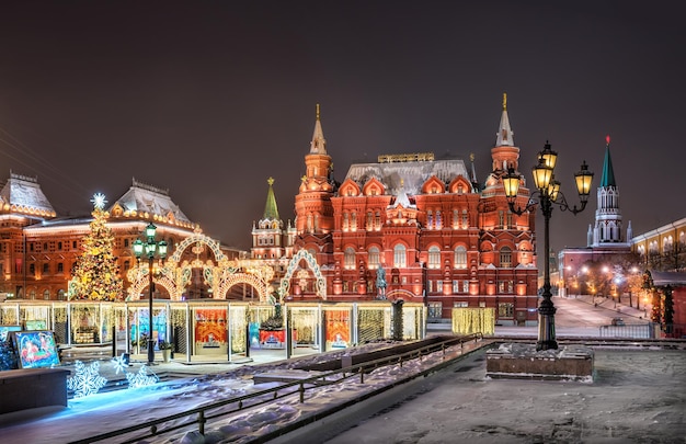 Adornos navideños de la plaza Manege en Moscú en una noche helada de invierno