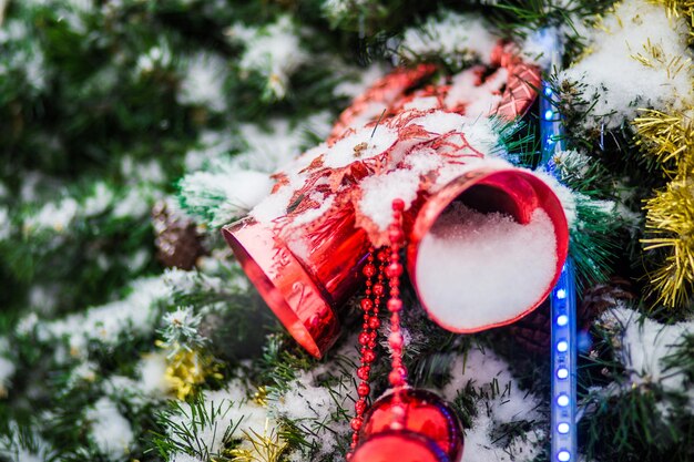 Adornos navideños en un primer plano de abeto cubierto de nieve