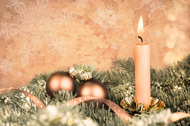 Adornos navideños, ramas de abeto, adornos, velas encendidas, espacio de copia
