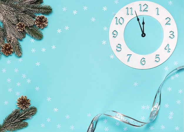 Adornos navideños con ramas y reloj