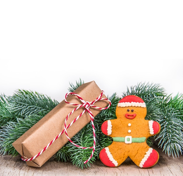 Adornos navideños con regalos y galletas caseras.