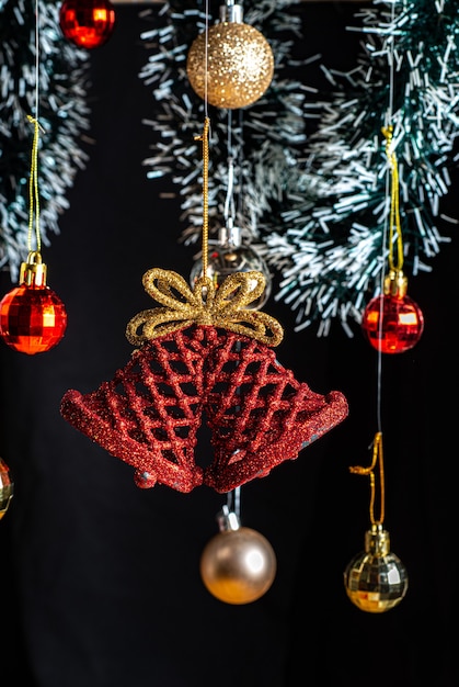 Adornos navideños, resaltados por Papá Noel y campana navideña entre bolas rojas y doradas.