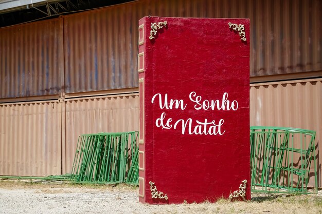 Adornos navideños con Santa Claus y bolas de colores en el jardín.