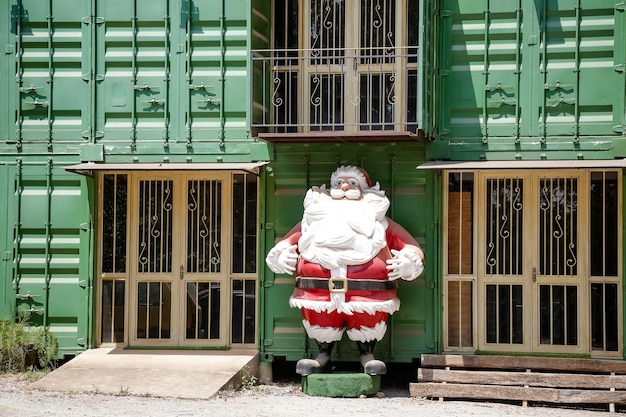 Foto adornos navideños con santa claus y bolas de colores en el jardín.