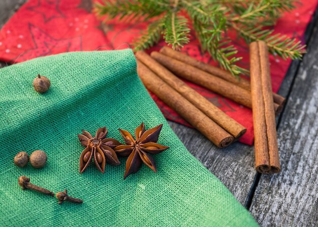 Foto adornos navideños sobre fondo de madera con espacio publicitario