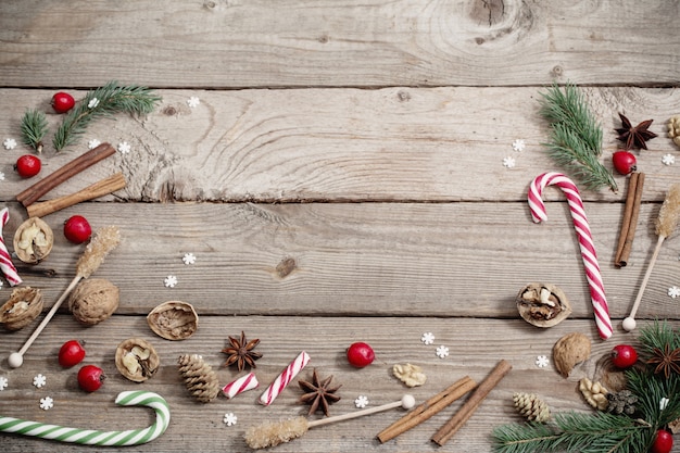 Adornos navideños sobre fondo de madera