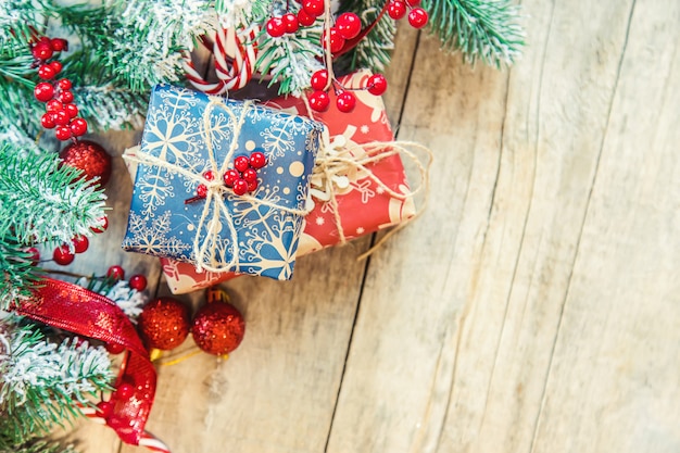 Adornos navideños sobre fondo de madera