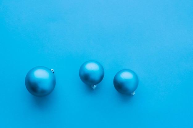 Adornos navideños sobre fondo plano azul Fondo de tarjeta de vacaciones de invierno de lujo
