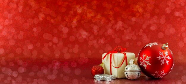 Adornos navideños sobre un fondo rojo.
