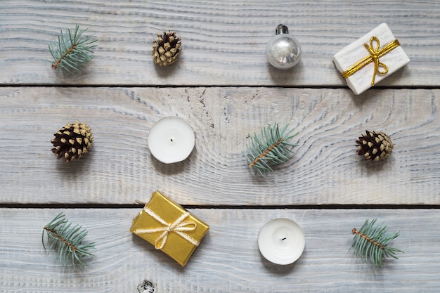 Adornos navideños sobre una superficie de madera blanca. Vista superior