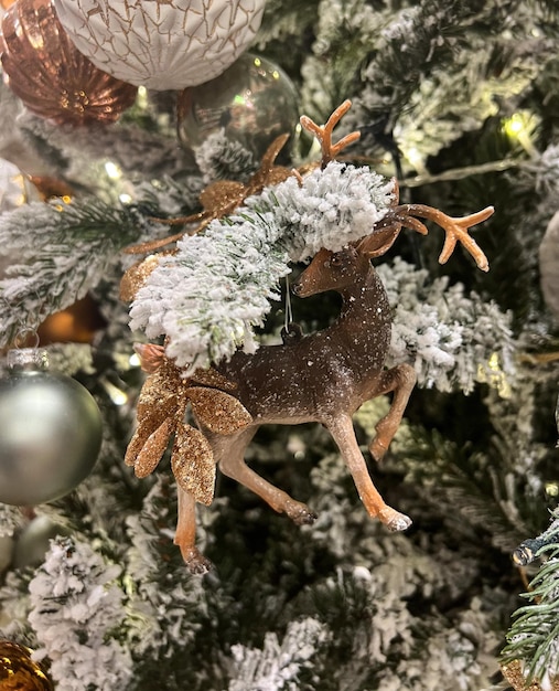 Adornos navideños en la textura de fondo del árbol de Navidad