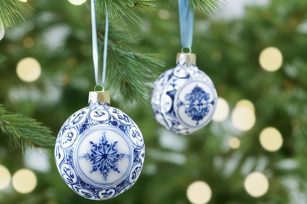 Adornos de porcelana de navidad azul en el árbol de navidad