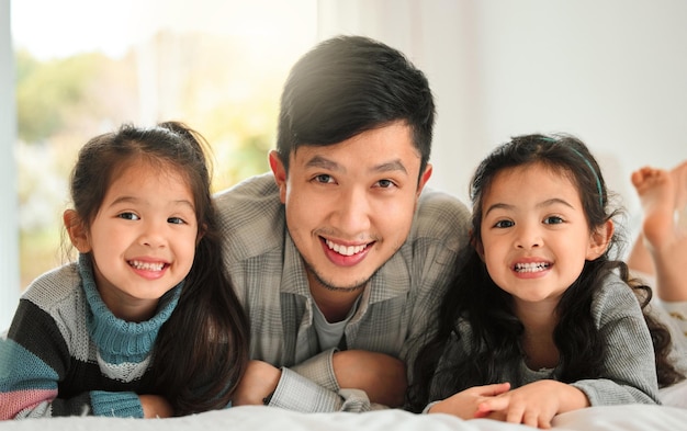 Adoro passar tempo com minhas meninas Foto de um homem passando tempo com suas duas filhas em casa