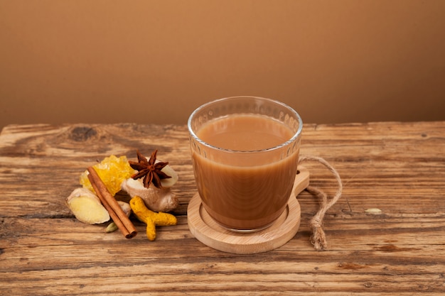 Foto adrak chai tradicional chá de gengibre indiano