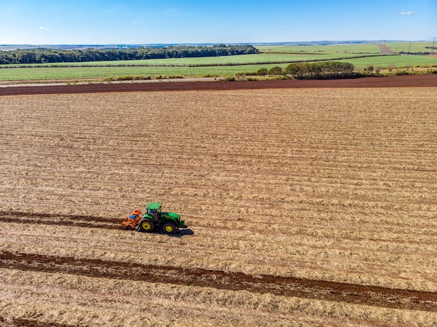 Adubação de terreno onde foi plantada cana-de-açúcar vista aérea.