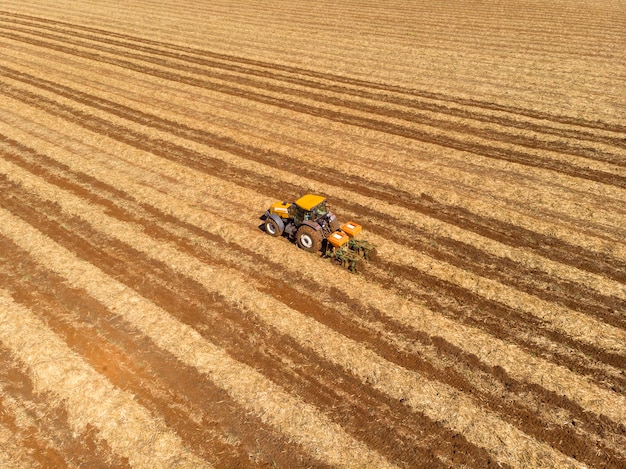 Adubação de terreno onde foi plantada cana-de-açúcar vista aérea.