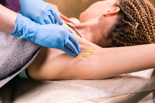 Adubar os cuidados da pele de depilação com açúcar líquido. Conceito de beleza e cosmetologia.