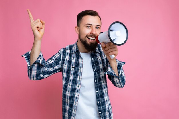 Adulto bonito positivo feliz sorrindo mãe