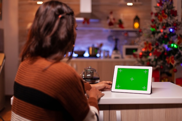 Adulto caucásico viendo la tecnología de pantalla verde en tableta