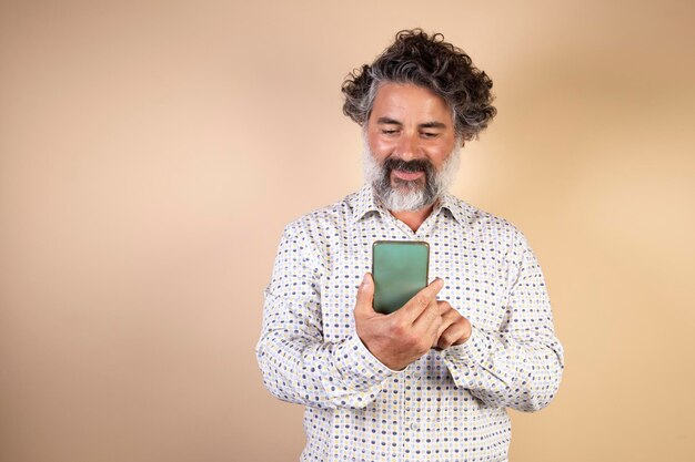 Foto adulto envia mensagens de telefone em um telefone inteligente sorrindo homem moderno usando smartphone