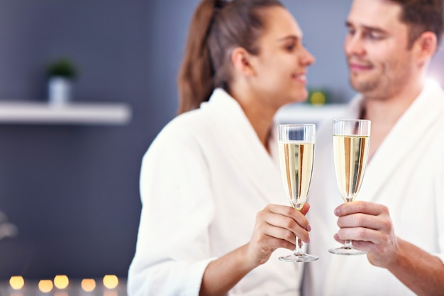 adulto feliz pareja relajante en el salón de spa