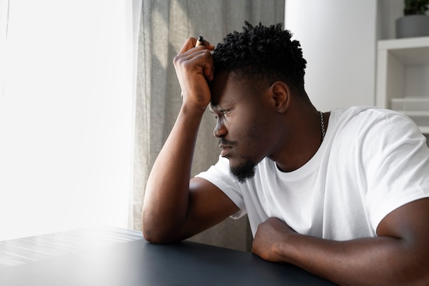 Perfil de um homem triste rosto crestfallen em preto fotos, imagens de ©  AntonioGuillemF #60545285