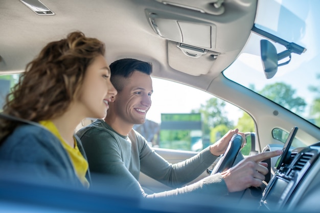 Adulto jovem homem e mulher em um carro