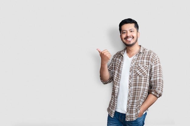 Adulto joven asiático aislado sonriendo