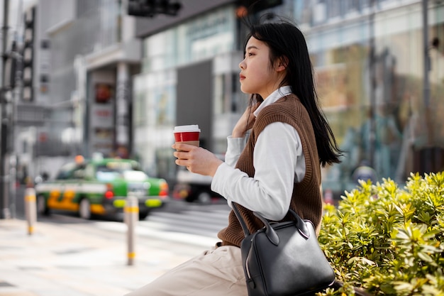 Adulto joven en las calles de Tokio