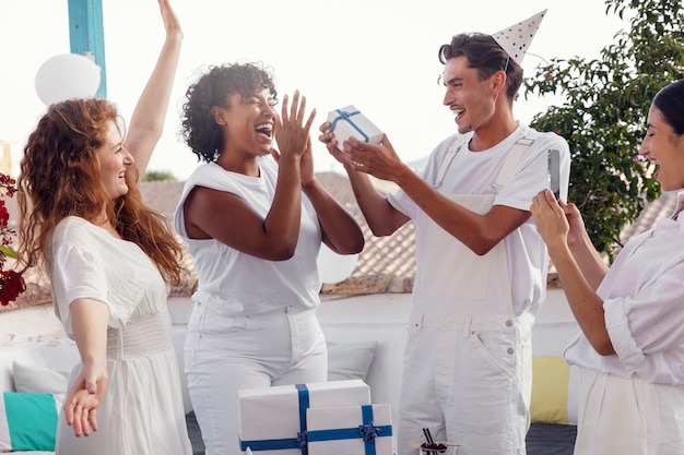 Adulto joven divirtiéndose en la fiesta blanca