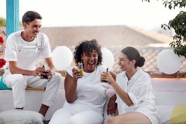 Foto adulto joven divirtiéndose en la fiesta blanca