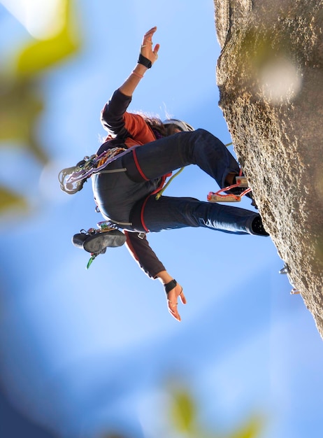 Adulto joven escalando una pared de granito en Torrelodones Madrid Escalada en roca Concepto de deportes extremos