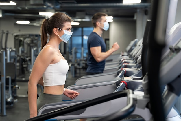 Adulto joven haciendo deporte de interior en el gimnasio