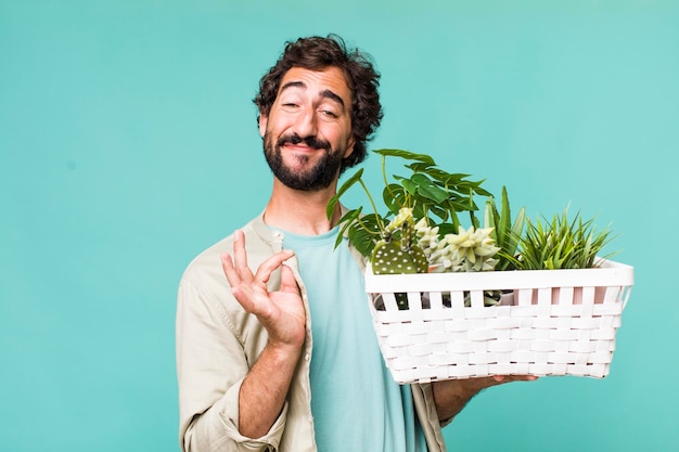 Adulto joven hispano loco con concepto de jardinería de plantas