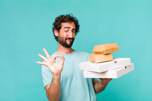 Adulto joven hispano loco entrega de comida rápida para llevar concepto