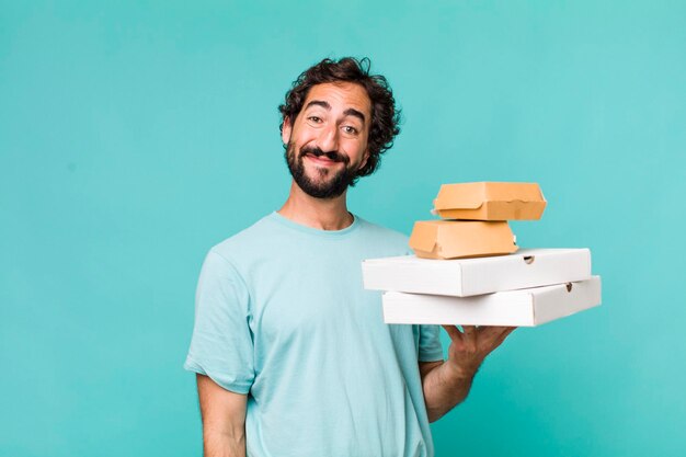 Adulto joven hispano loco entrega de comida rápida para llevar concepto