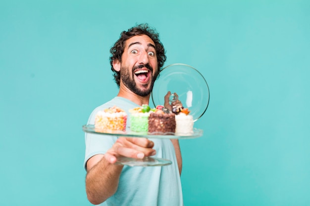 Adulto joven hispano loco con pasteles caseros