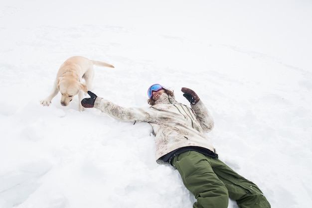 Adulto joven jugando con su perro