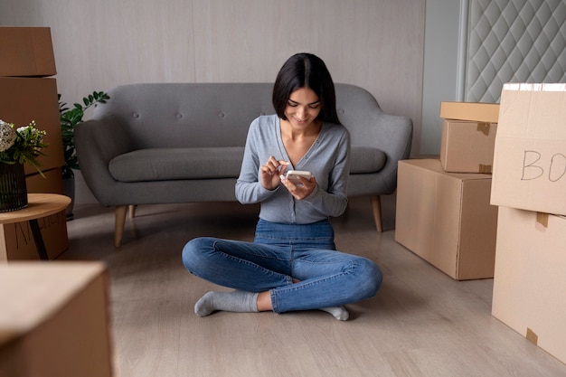 Foto adulto joven mudarse a casa nueva