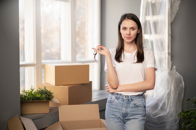 Foto adulto joven mudarse a una nueva casa