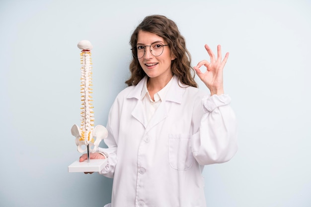 Adulto joven mujer bonita concepto de especialista en columna vertebral