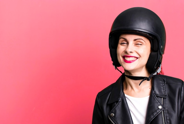 Adulto joven mujer bonita motociclista con chaqueta de cuero y casco