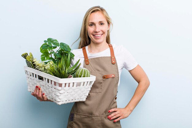 Adulto joven mujer rubia agricultora y concepto de jardinería