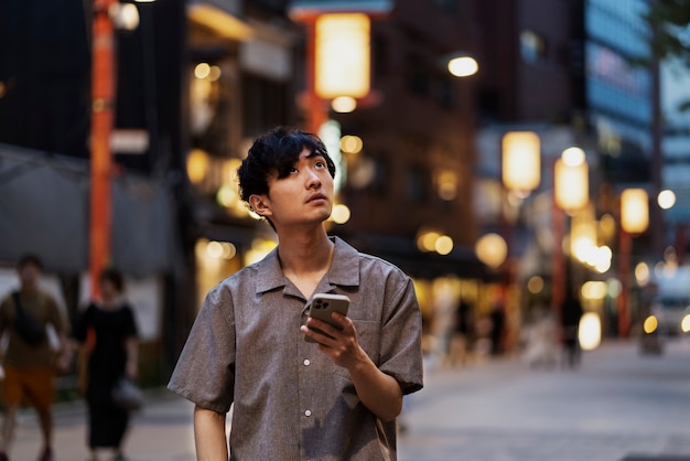 Foto adulto joven pasando tiempo juntos en la ciudad