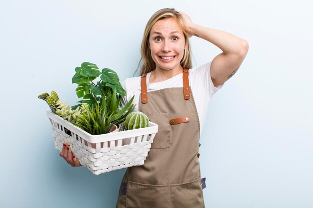 Adulto joven rubia jardinería con plantas