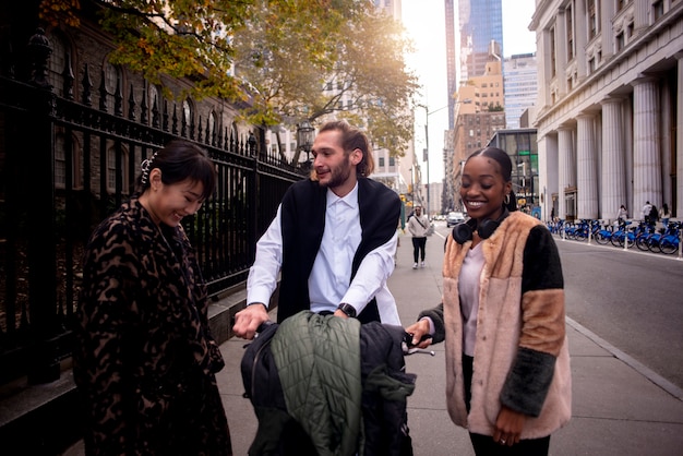 Adulto joven usando bicicleta para viajar en la ciudad