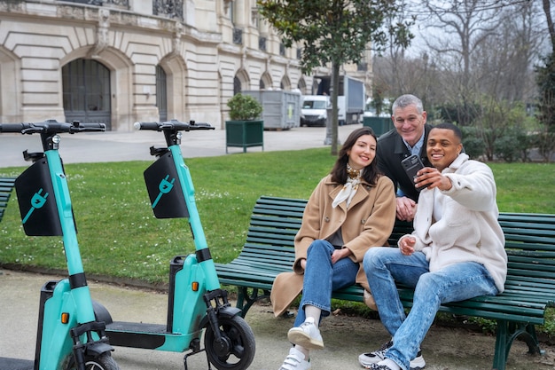 Foto adultos aprendiendo a usar scooter eléctrico.