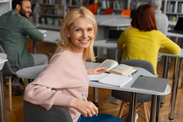 Adultos de tiro médio estudando juntos