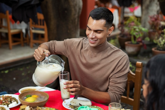 Adultos disfrutando de comida mexicana